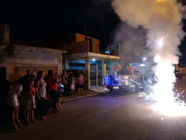 Homenagem com carro de som em Itaquaquecetuba