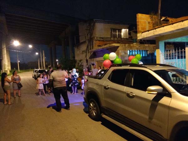 Homenagem com carro de som em Itaquaquecetuba