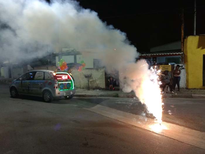 Homenagem com carro de som em Poá