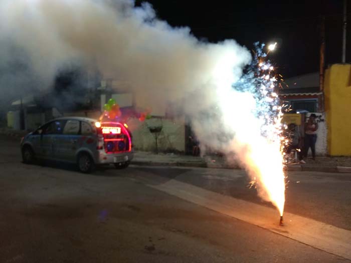Homenagem com carro de som em Poá