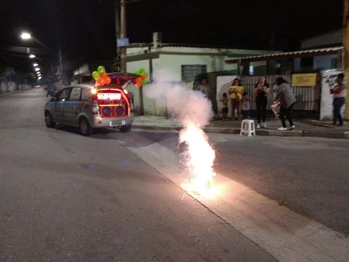 Homenagem com carro de som em Poá