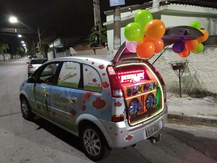 Homenagem com carro de som em Poá