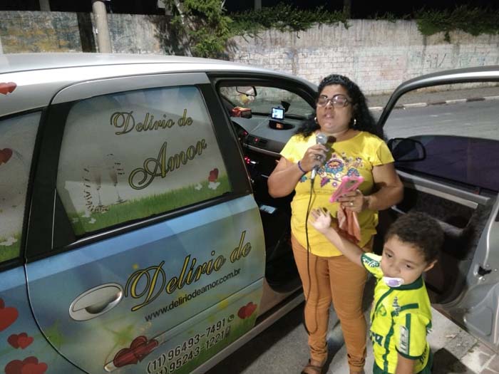 Homenagem com carro de som em Poá